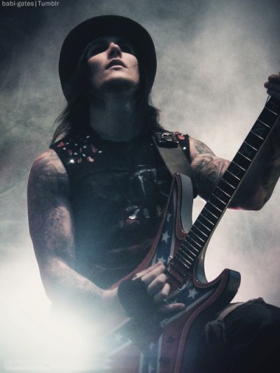 Syn gates hot as hell